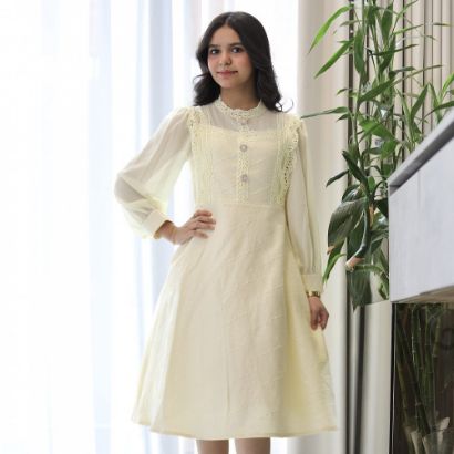 صورة فستان بناتي ليموني بنقوش وكلفة بيضاء وأكمام شفافة - kj2100